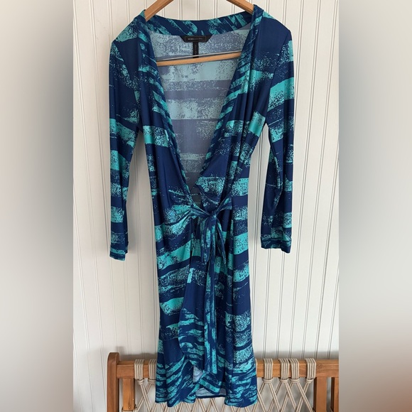 BCBGMaxAzria Dresses & Skirts - BCBGMaxAzria Wrap Dress Size Small Navy and Aqua Patterned
